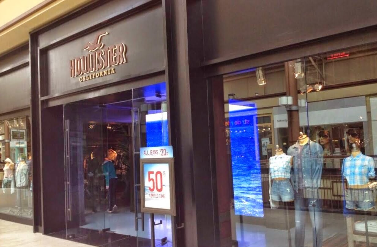 hollister store outlook